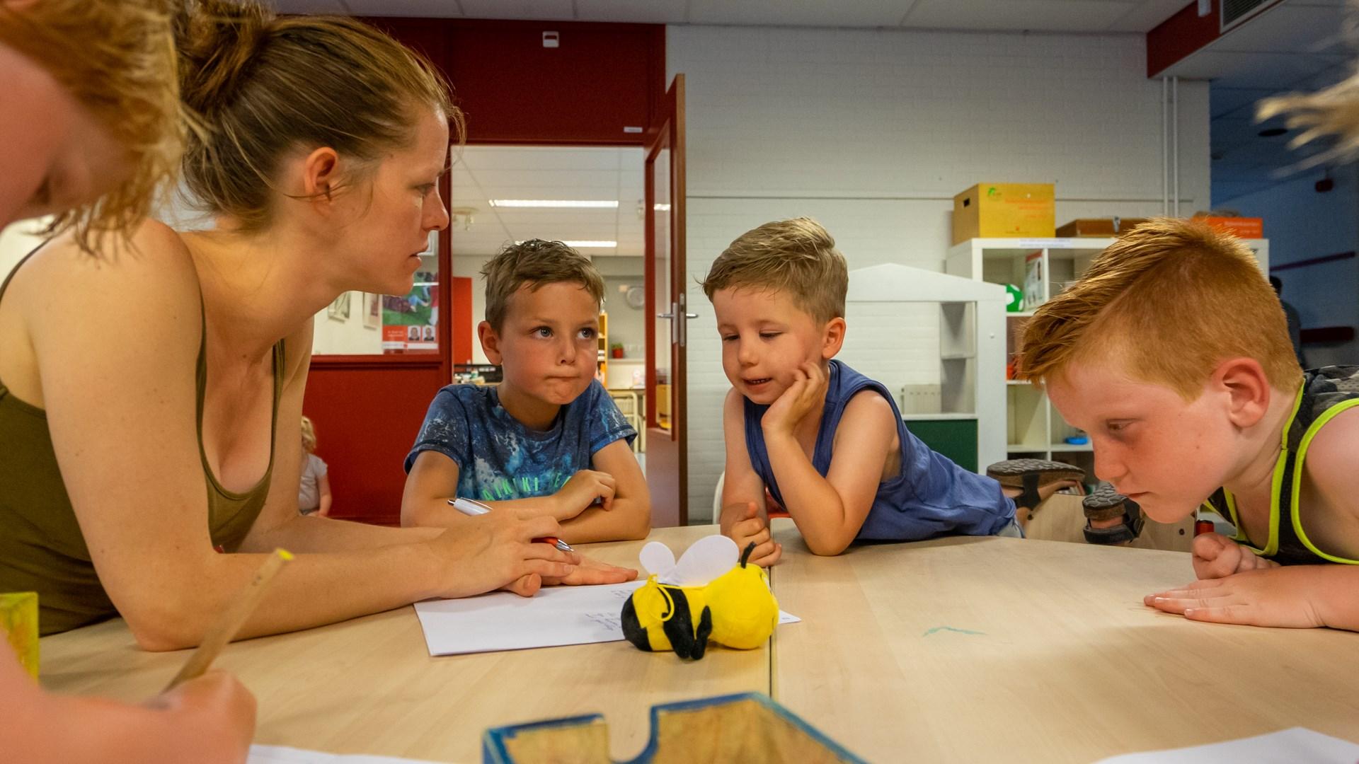 Leerlingen van Openbare Basisschool de Cocon in Alkmaar werken samen aan een groepsactiviteit. Leerlingen van Openbare Basisschool de Cocon in Alkmaar werken samen aan een groepsactiviteit.