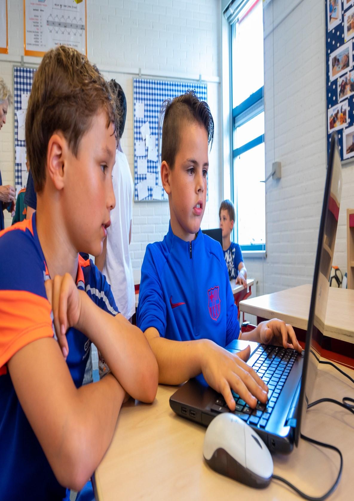 Leerlingen van Openbare Basisschool de Cocon in Alkmaar werken samen achter een laptop. Leerlingen van Openbare Basisschool de Cocon in Alkmaar werken samen achter een laptop.