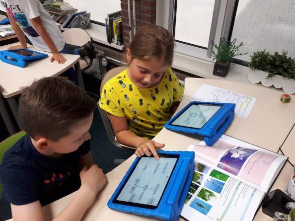 Leerlingen van Openbare basisschool De Driepas afd. AZC in Echt werken samen met tablets in de klas. Leerlingen van Openbare basisschool De Driepas afd. AZC in Echt werken samen met tablets in de klas.
