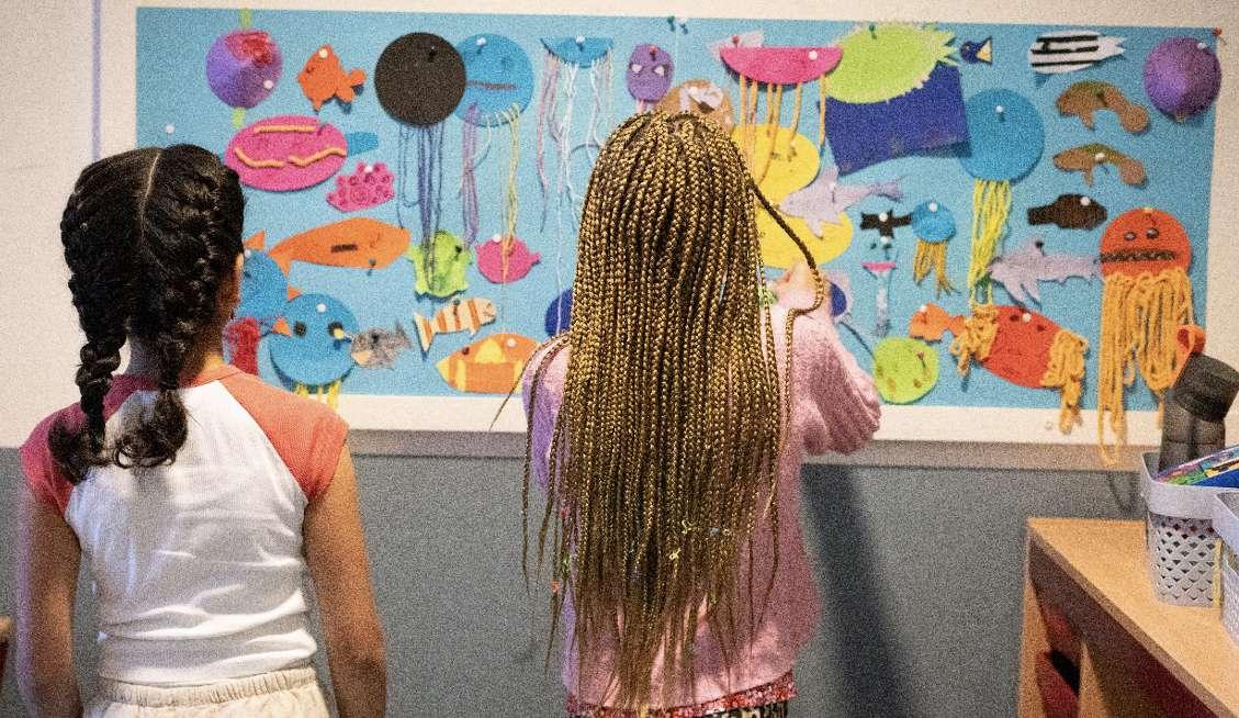 Leerlingen van Openbare Basisschool De Flierefluiter in Almere bekijken samen een kleurrijke onderwaterkunstwand. Leerlingen van Openbare Basisschool De Flierefluiter in Almere bekijken samen een kleurrijke onderwaterkunstwand.