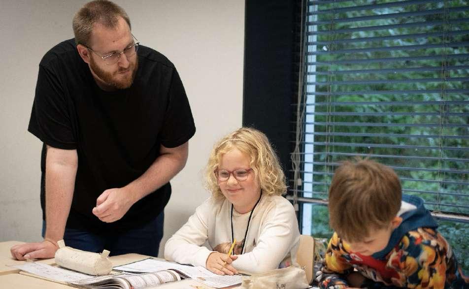Leerlingen van Openbare Basisschool De Flierefluiter in Almere werken aan een creatieve opdracht met hun leraar. Leerlingen van Openbare Basisschool De Flierefluiter in Almere werken aan een creatieve opdracht met hun leraar.