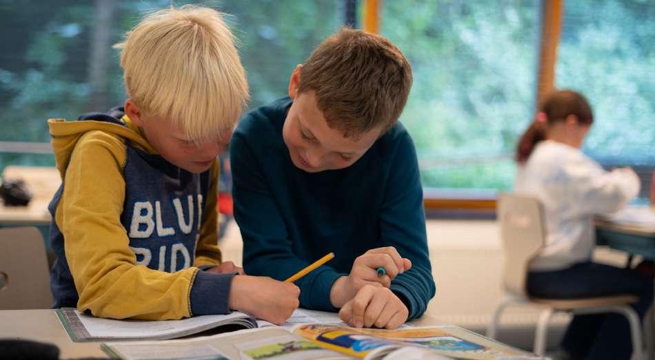 Leerlingen van Openbare Basisschool De Flierefluiter in Almere zijn geconcentreerd aan het werk in de klas. Leerlingen van Openbare Basisschool De Flierefluiter in Almere zijn geconcentreerd aan het werk in de klas.