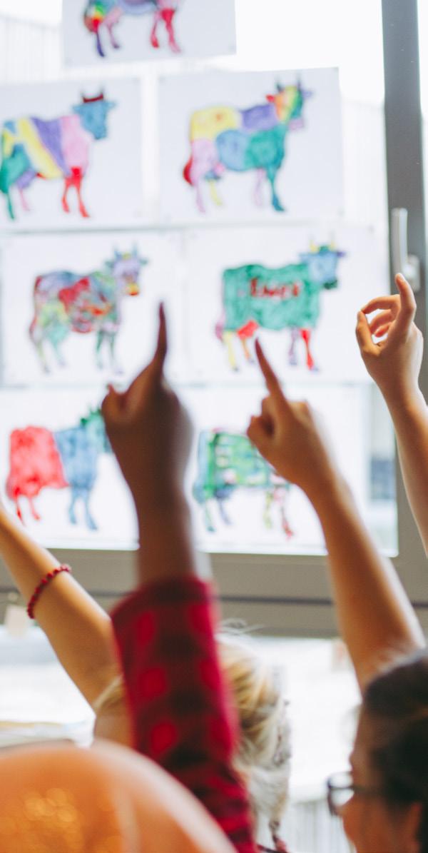Leerlingen van Openbare Basisschool De Flint in Deventer wijzen naar kleurrijke koe tekeningen op het raam. Leerlingen van Openbare Basisschool De Flint in Deventer wijzen naar kleurrijke koe tekeningen op het raam.