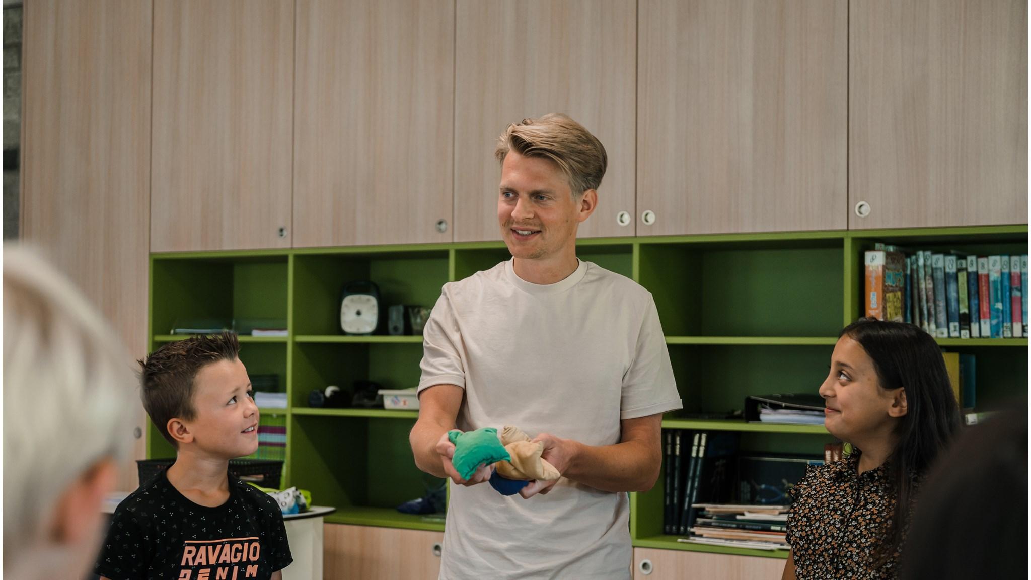 Leerlingen van Openbare Basisschool De Hasselbraam in Deurne luisteren naar hun leraar tijdens een interactieve les. Leerlingen van Openbare Basisschool De Hasselbraam in Deurne luisteren naar hun leraar tijdens een interactieve les.