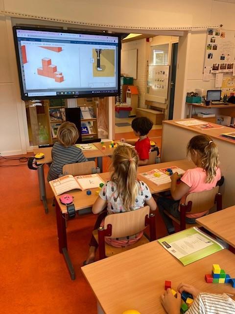Leerlingen van Openbare Basisschool De Klimop in Dreischor volgen een les voor het smartboard. Leerlingen van Openbare Basisschool De Klimop in Dreischor volgen een les voor het smartboard.