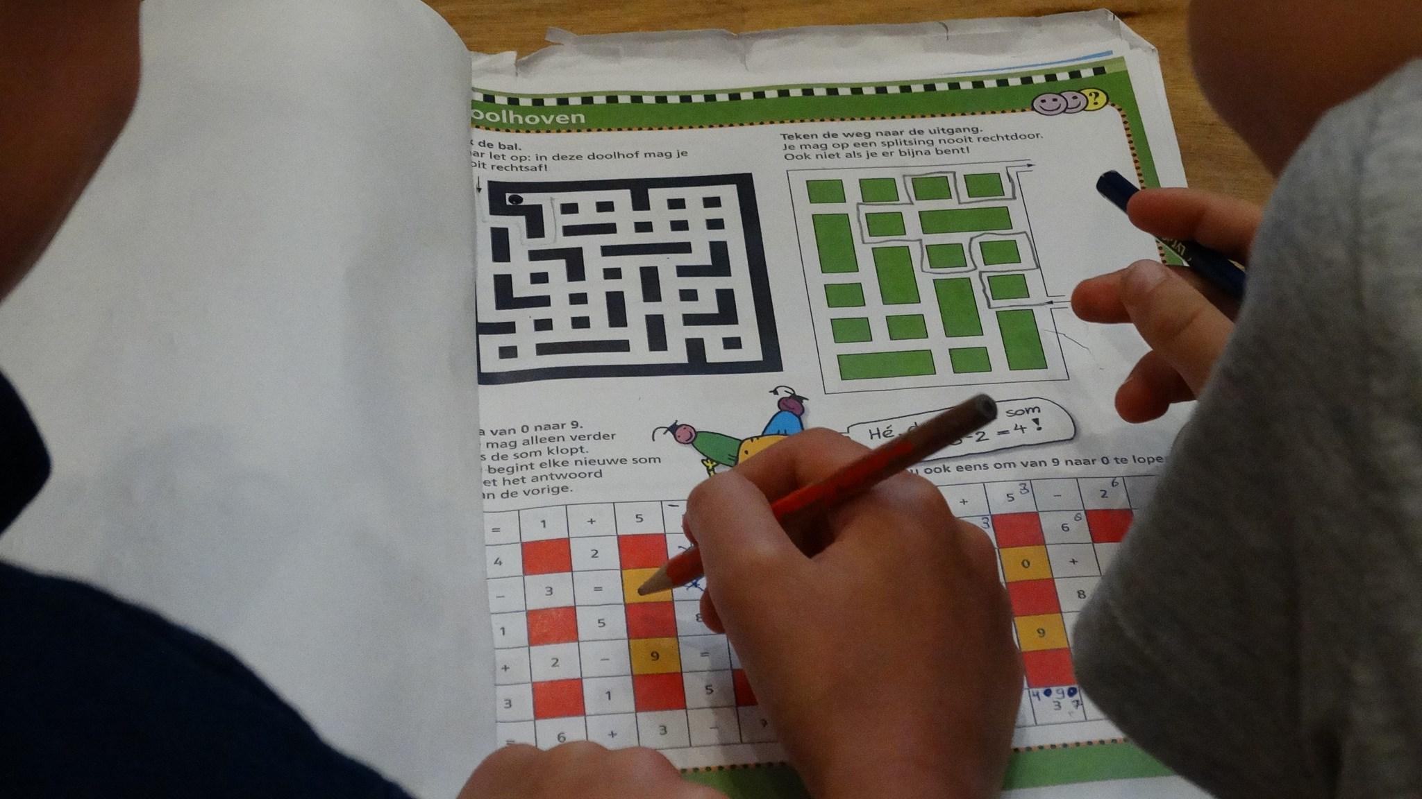 Leerlingen van Openbare Basisschool De Koningsspil in Oosthuizen maken werk met doolhoven en sommen.
