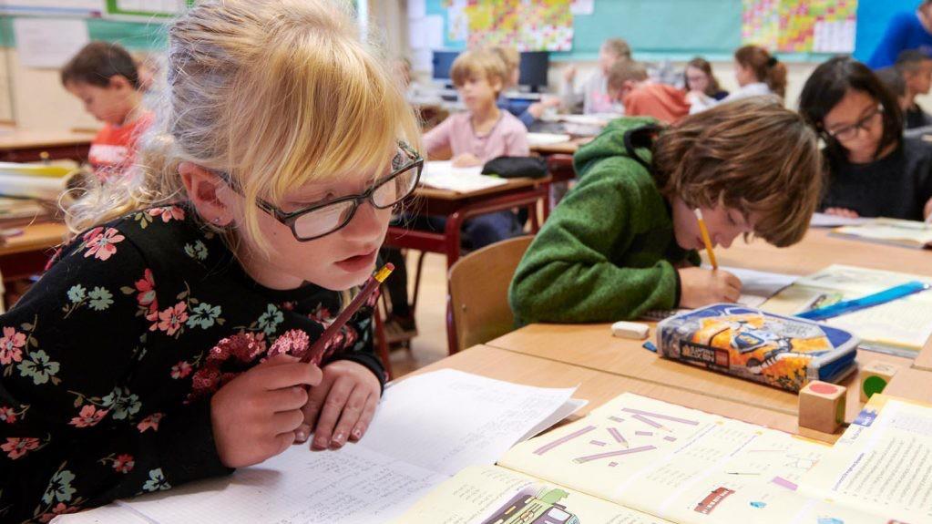 Leerlingen van Openbare Basisschool De Kring in Haarlem zijn bezig met hun schoolwerk in de klas. Leerlingen van Openbare Basisschool De Kring in Haarlem zijn bezig met hun schoolwerk in de klas.