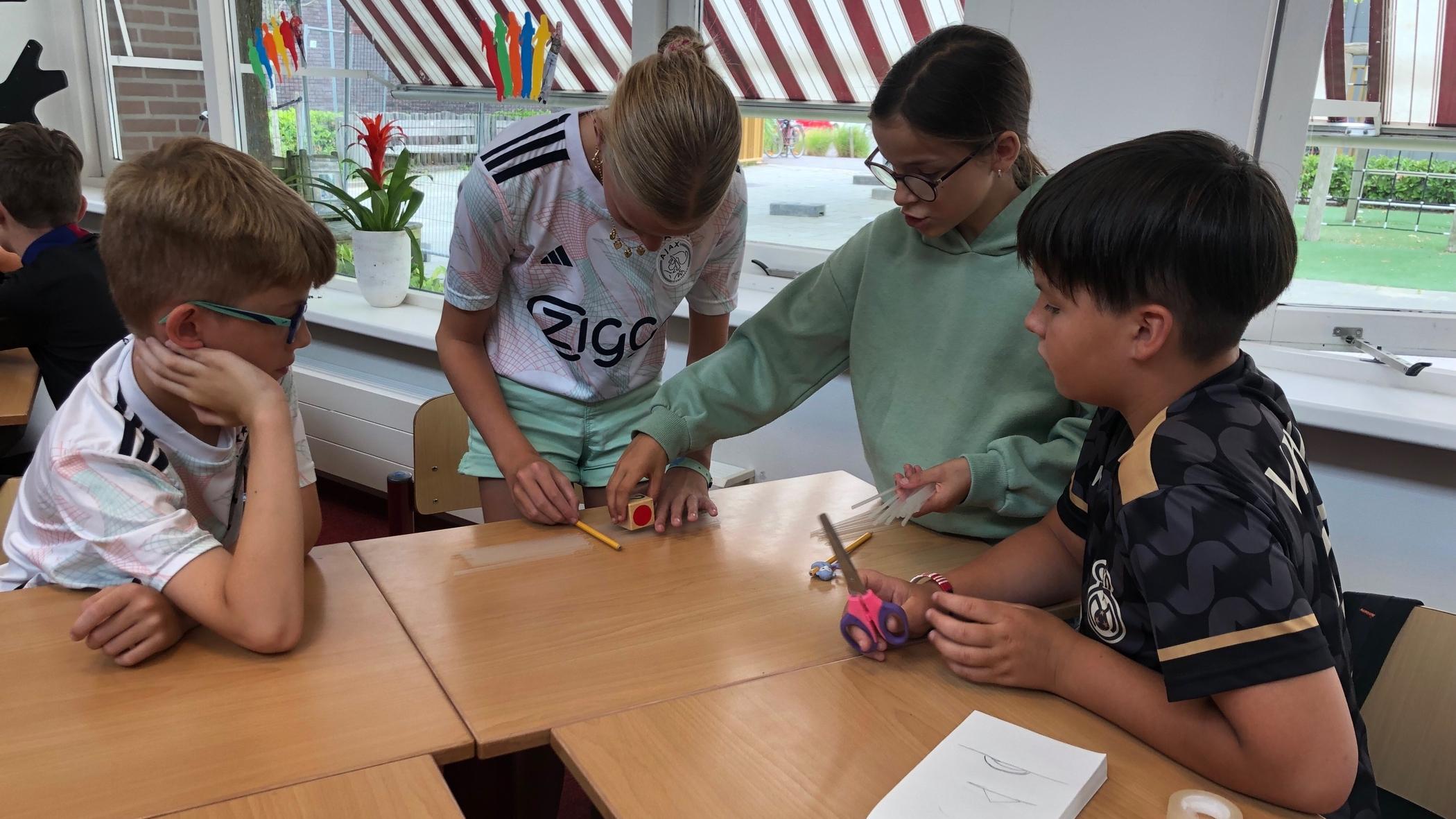 Leerlingen van Openbare Basisschool De Meerpaal in Bruinisse zijn bezig met een creatieve opdracht aan tafel. Leerlingen van Openbare Basisschool De Meerpaal in Bruinisse zijn bezig met een creatieve opdracht aan tafel.