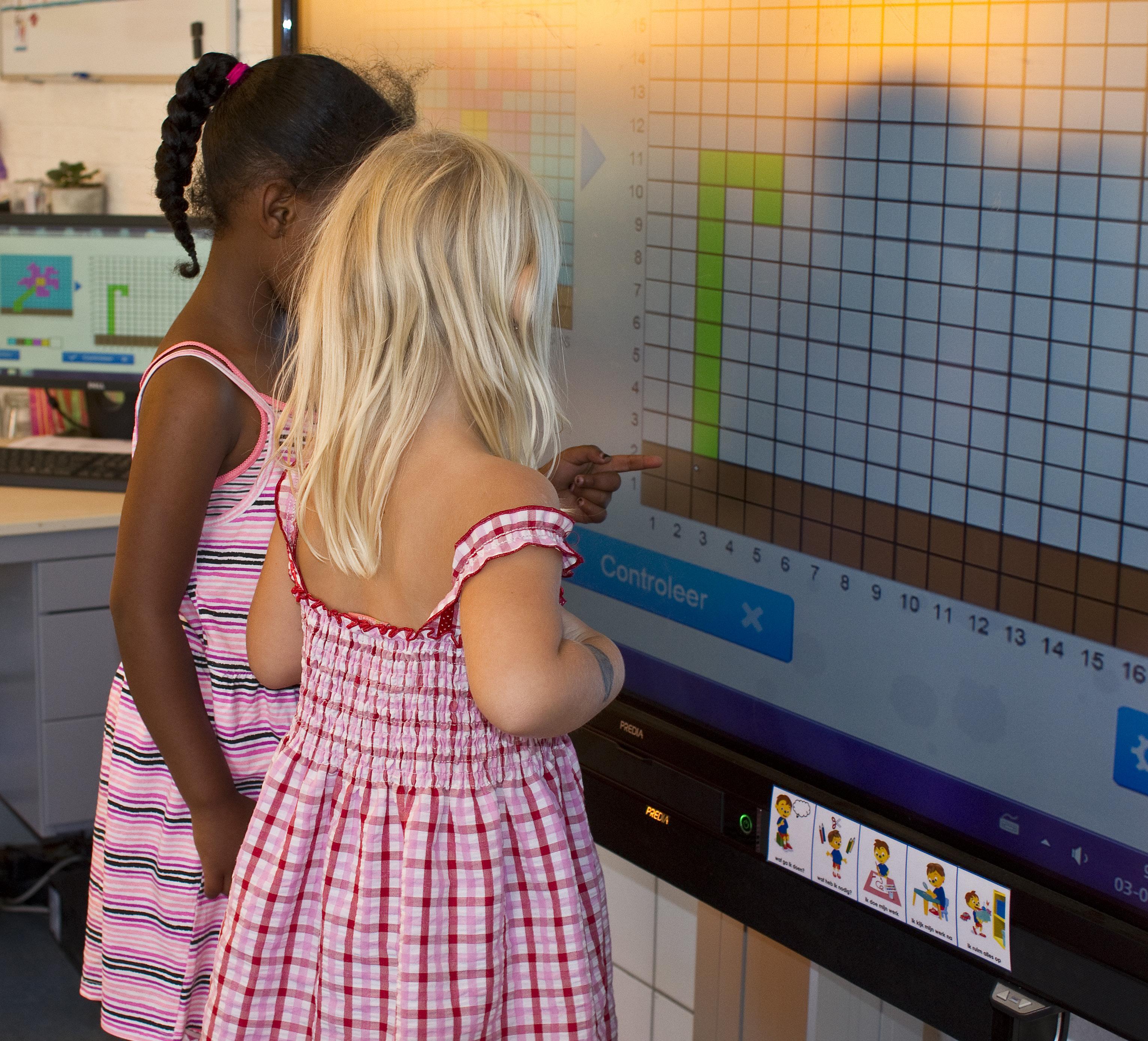 Leerlingen van Openbare Basisschool De Parel in Zutphen interactief met een digitaal bord bezig. Leerlingen van Openbare Basisschool De Parel in Zutphen interactief met een digitaal bord bezig.