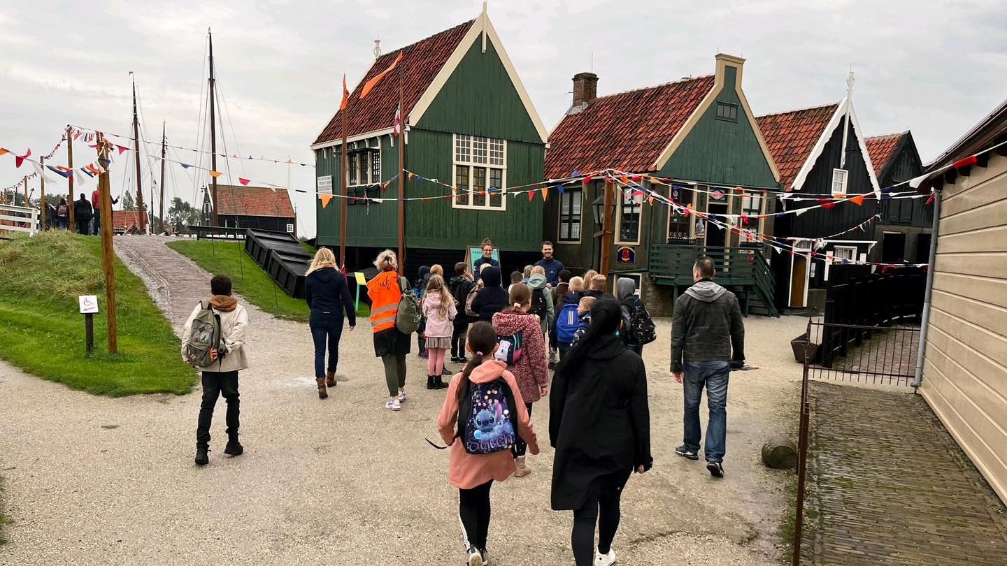 Leerlingen van Openbare Basisschool De Piramide in Andijk lopen samen naar een activiteit. Leerlingen van Openbare Basisschool De Piramide in Andijk lopen samen naar een activiteit.