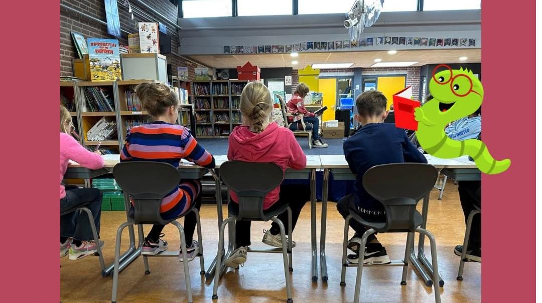 Leerlingen van Openbare Basisschool De Piramide in Andijk zijn aan het werk in de bibliotheek. Leerlingen van Openbare Basisschool De Piramide in Andijk zijn aan het werk in de bibliotheek.