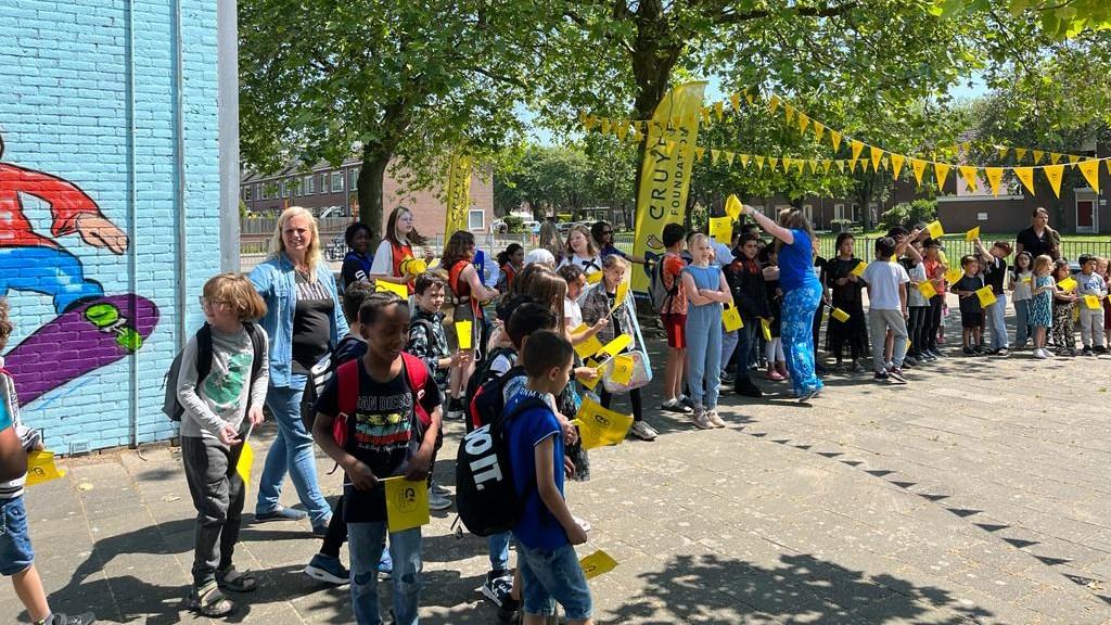 Leerlingen van Openbare Basisschool De Piramide in Edam vieren een evenement op het schoolplein. Leerlingen van Openbare Basisschool De Piramide in Edam vieren een evenement op het schoolplein.