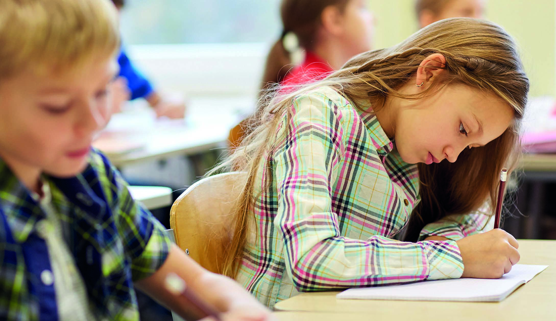 Leerlingen van Openbare Basisschool De Piramide in Ridderkerk zijn geconcentreerd aan het schrijven in de klas. Leerlingen van Openbare Basisschool De Piramide in Ridderkerk zijn geconcentreerd aan het schrijven in de klas.