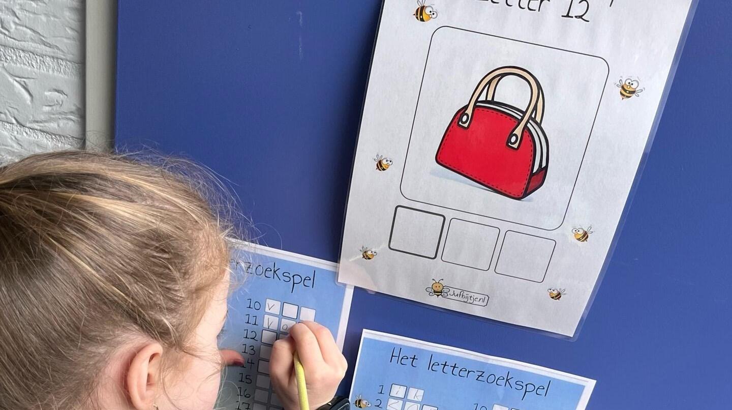 Leerlingen van Openbare Basisschool De Rietkraag in Oostzaan zijn bezig met een letterzoekspel. Leerlingen van Openbare Basisschool De Rietkraag in Oostzaan zijn bezig met een letterzoekspel.