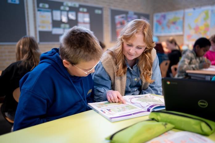 Leerlingen van Openbare Basisschool De Samensprong in Grubbenvorst bestuderen samen een boek. Leerlingen van Openbare Basisschool De Samensprong in Grubbenvorst bestuderen samen een boek.