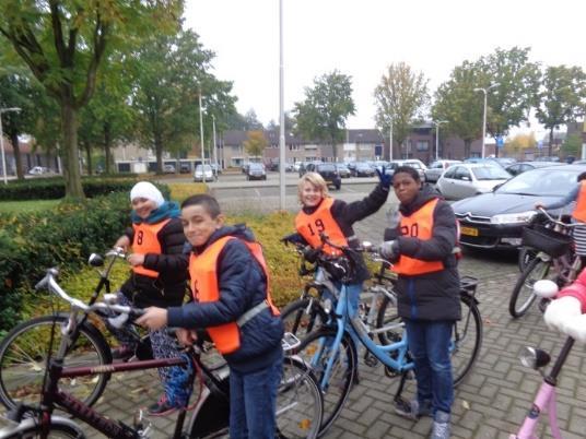 Leerlingen van Openbare Basisschool de Sleutel in Tilburg poseren met fietsen in veiligheidshesjes op het schoolplein. Leerlingen van Openbare Basisschool de Sleutel in Tilburg poseren met fietsen in veiligheidshesjes op het schoolplein.
