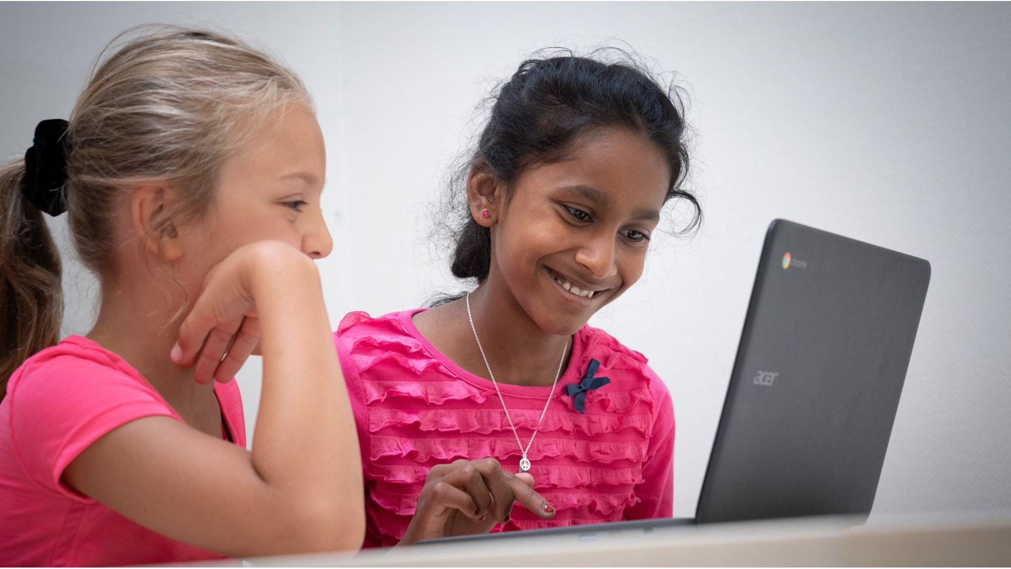 Leerlingen van Openbare Basisschool de Sterrenkijker in Beverwijk genieten van het samenwerken aan een laptop. Leerlingen van Openbare Basisschool de Sterrenkijker in Beverwijk genieten van het samenwerken aan een laptop.