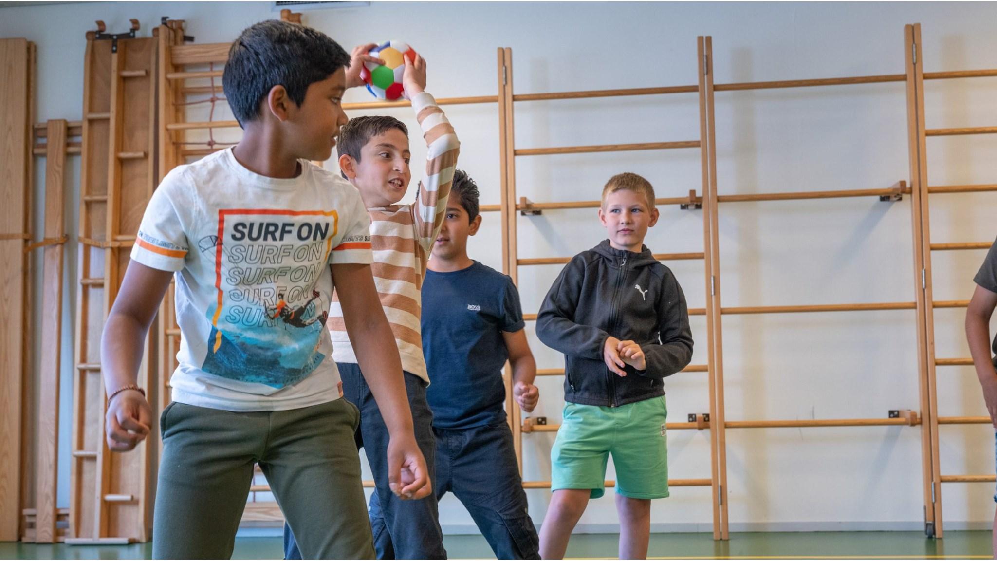 Leerlingen van Openbare Basisschool de Sterrenkijker in Beverwijk spelen samen in de gymzaal. Leerlingen van Openbare Basisschool de Sterrenkijker in Beverwijk spelen samen in de gymzaal.