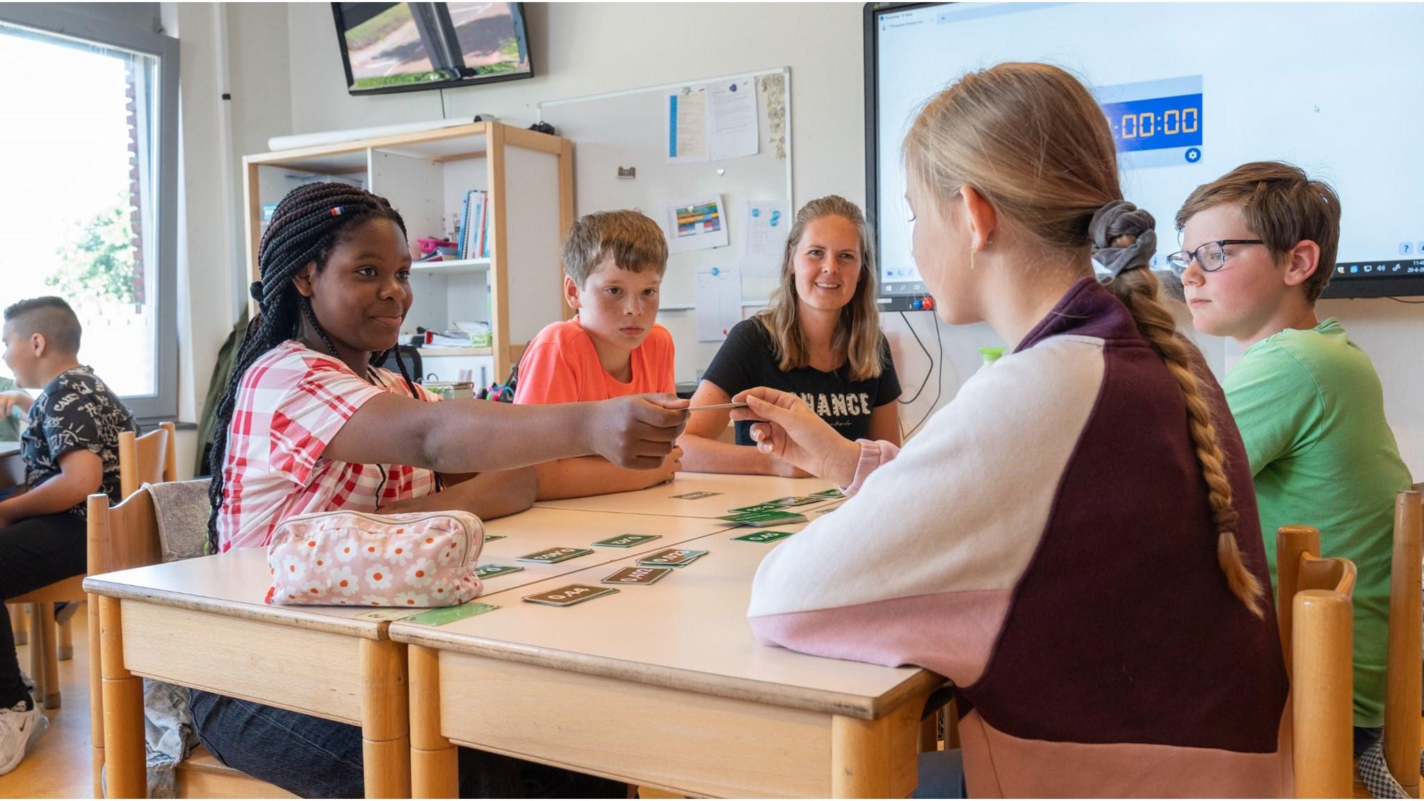 Leerlingen van Openbare Basisschool de Sterrenkijker in Beverwijk zijn aan het samenwerken aan tafel met educatieve spelen. Leerlingen van Openbare Basisschool de Sterrenkijker in Beverwijk zijn aan het samenwerken aan tafel met educatieve spelen.