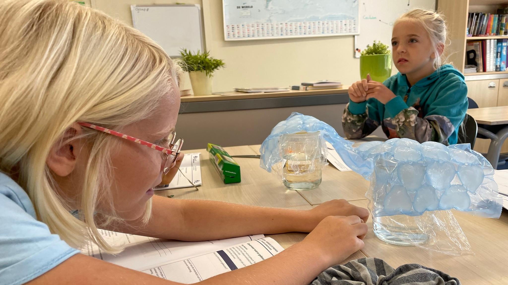 Leerlingen van Openbare Basisschool de Trede in Haule voeren een wetenschappelijk experiment uit met water en plastic. Leerlingen van Openbare Basisschool de Trede in Haule voeren een wetenschappelijk experiment uit met water en plastic.