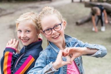 Leerlingen van Openbare Basisschool De Trumakkers in Heeze maken blij een hart op het schoolplein. Leerlingen van Openbare Basisschool De Trumakkers in Heeze maken blij een hart op het schoolplein.