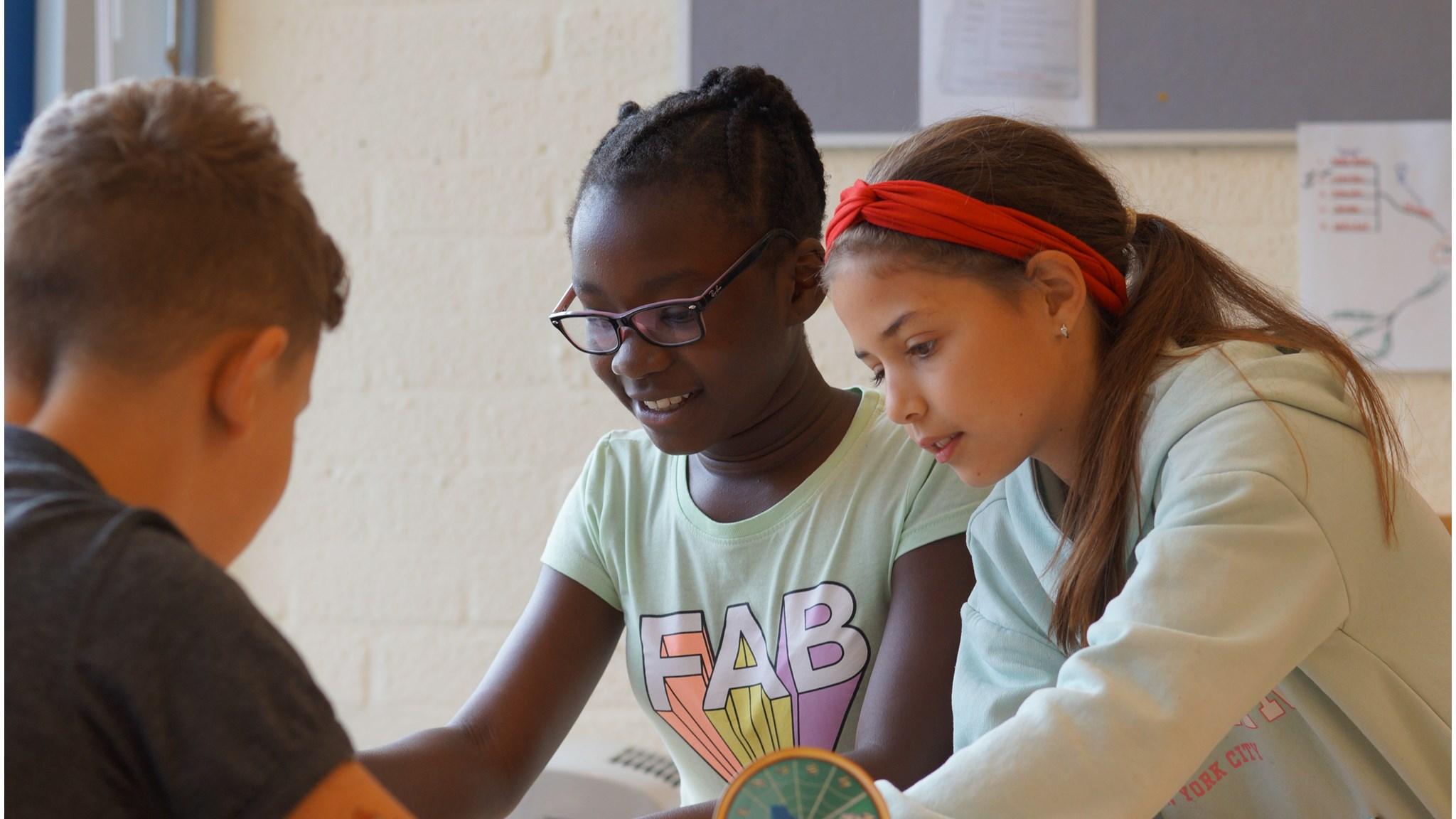 Leerlingen van Openbare Basisschool de Tweemaster in Capelle aan den IJssel werken samen aan een activiteit. Leerlingen van Openbare Basisschool de Tweemaster in Capelle aan den IJssel werken samen aan een activiteit.