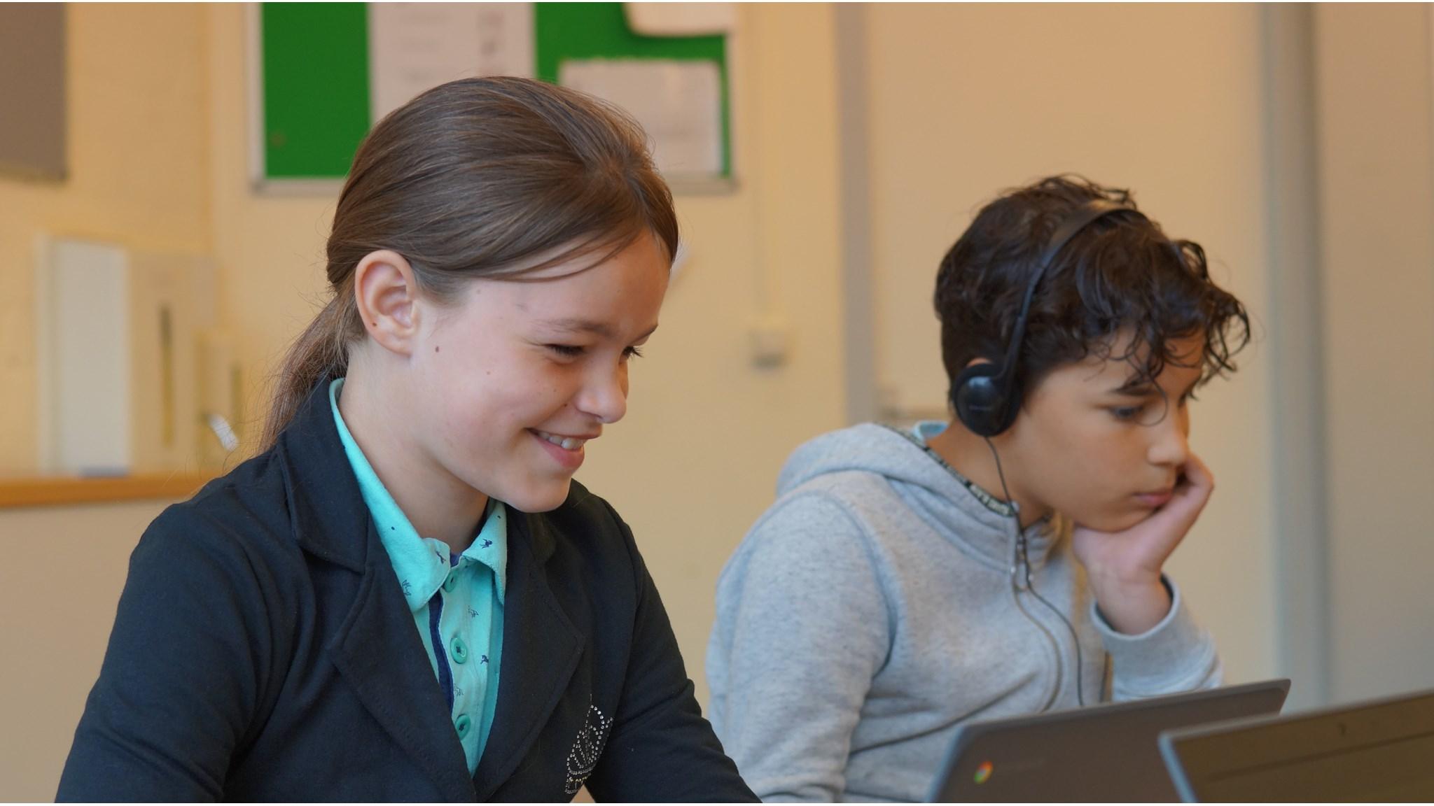 Leerlingen van Openbare Basisschool de Tweemaster in Capelle aan den IJssel zijn bezig met digitale oefeningen. Leerlingen van Openbare Basisschool de Tweemaster in Capelle aan den IJssel zijn bezig met digitale oefeningen.