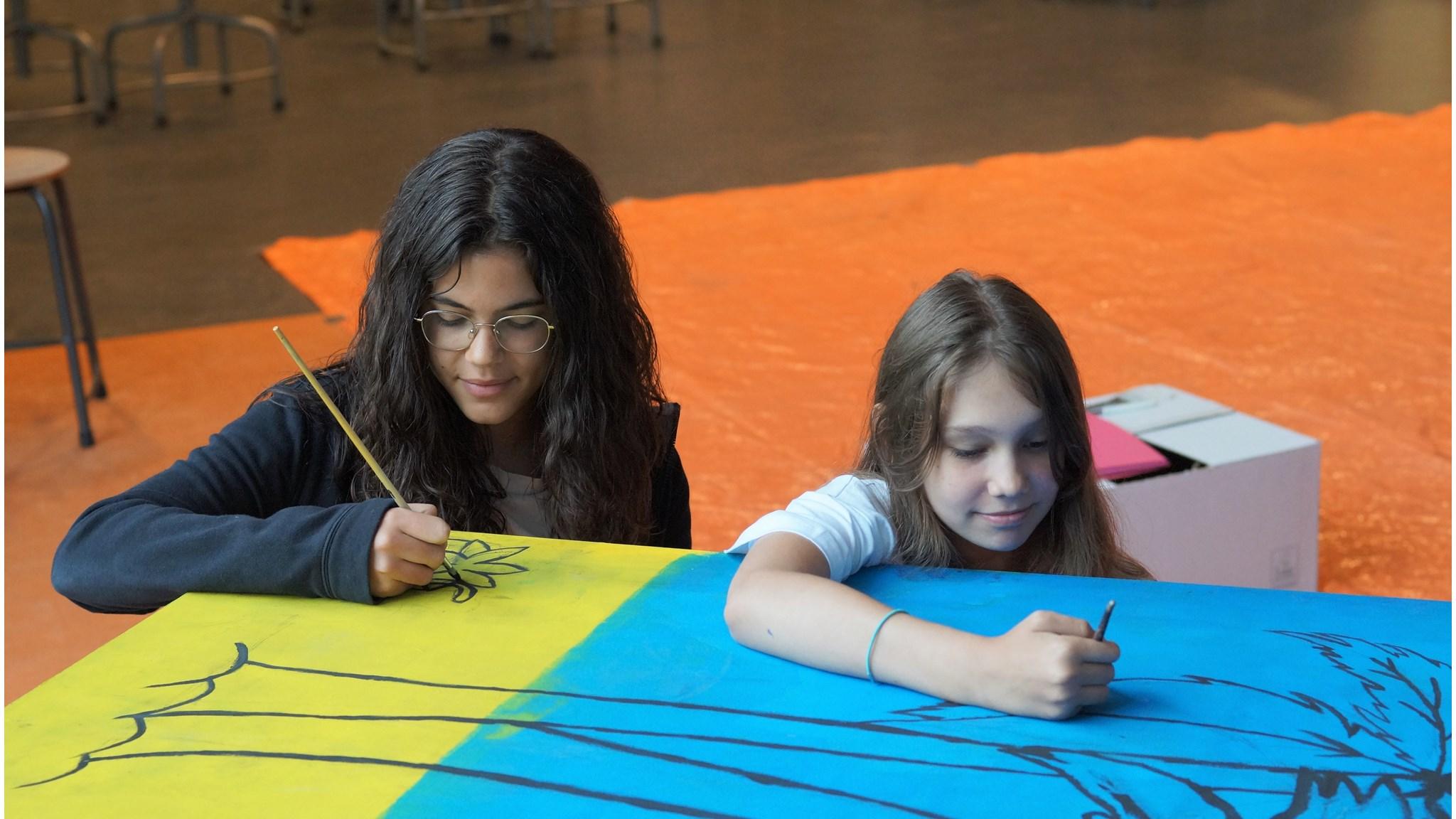 Leerlingen van Openbare Basisschool de Tweemaster in Capelle aan den IJssel zijn creatief aan het schilderen. Leerlingen van Openbare Basisschool de Tweemaster in Capelle aan den IJssel zijn creatief aan het schilderen.