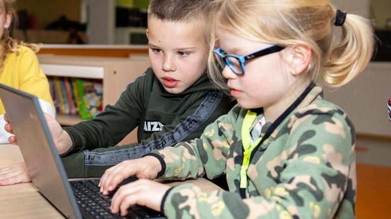 Leerlingen van Openbare Basisschool De Tweemaster in Pijnacker werken samen aan een laptop. Leerlingen van Openbare Basisschool De Tweemaster in Pijnacker werken samen aan een laptop.