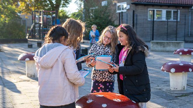 Leerlingen van Openbare Basisschool De Tweemaster in Pijnacker werken samen op het schoolplein. Leerlingen van Openbare Basisschool De Tweemaster in Pijnacker werken samen op het schoolplein.