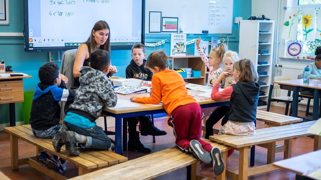 Leerlingen van Openbare Basisschool De Tweemaster in Pijnacker zijn actief betrokken bij een les in de klas. Leerlingen van Openbare Basisschool De Tweemaster in Pijnacker zijn actief betrokken bij een les in de klas.