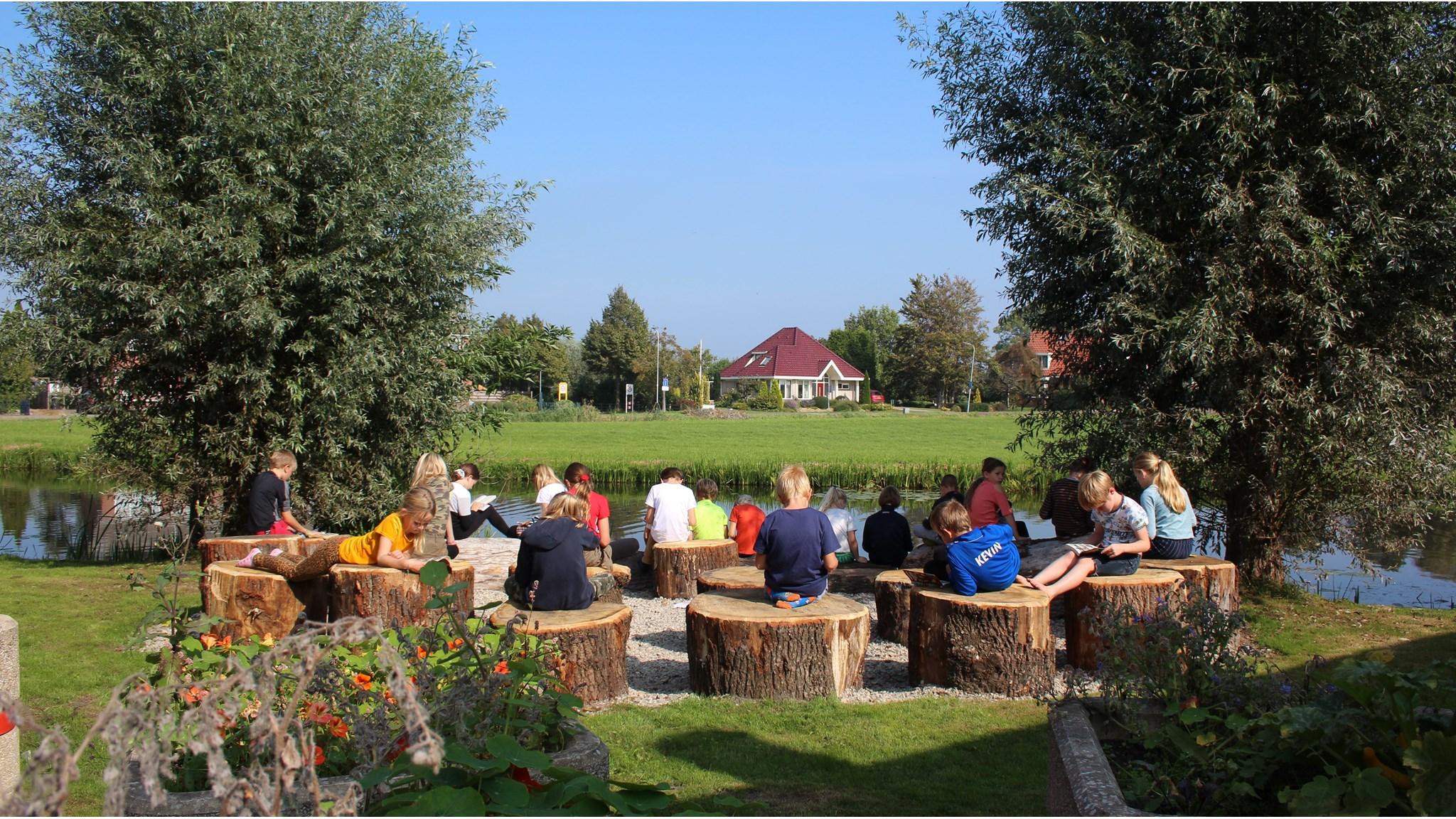 Leerlingen van Openbare Basisschool de Vijzel in Hauwert leren op het schoolplein in de natuur. Leerlingen van Openbare Basisschool de Vijzel in Hauwert leren op het schoolplein in de natuur.