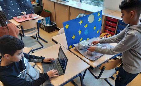 Leerlingen van Openbare Basisschool De Walsprong in Zaltbommel werken samen aan projecten in de klas. Leerlingen van Openbare Basisschool De Walsprong in Zaltbommel werken samen aan projecten in de klas.
