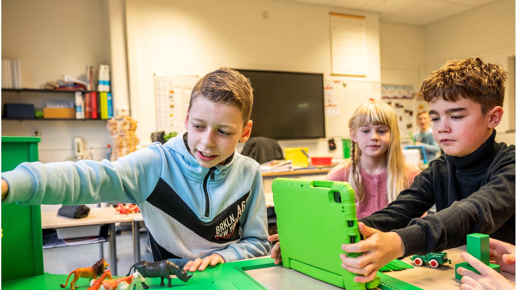 Leerlingen van Openbare Basisschool De Westhoek in 2e Exloërmond spelen en leren creatief met speelgoed en tablets.