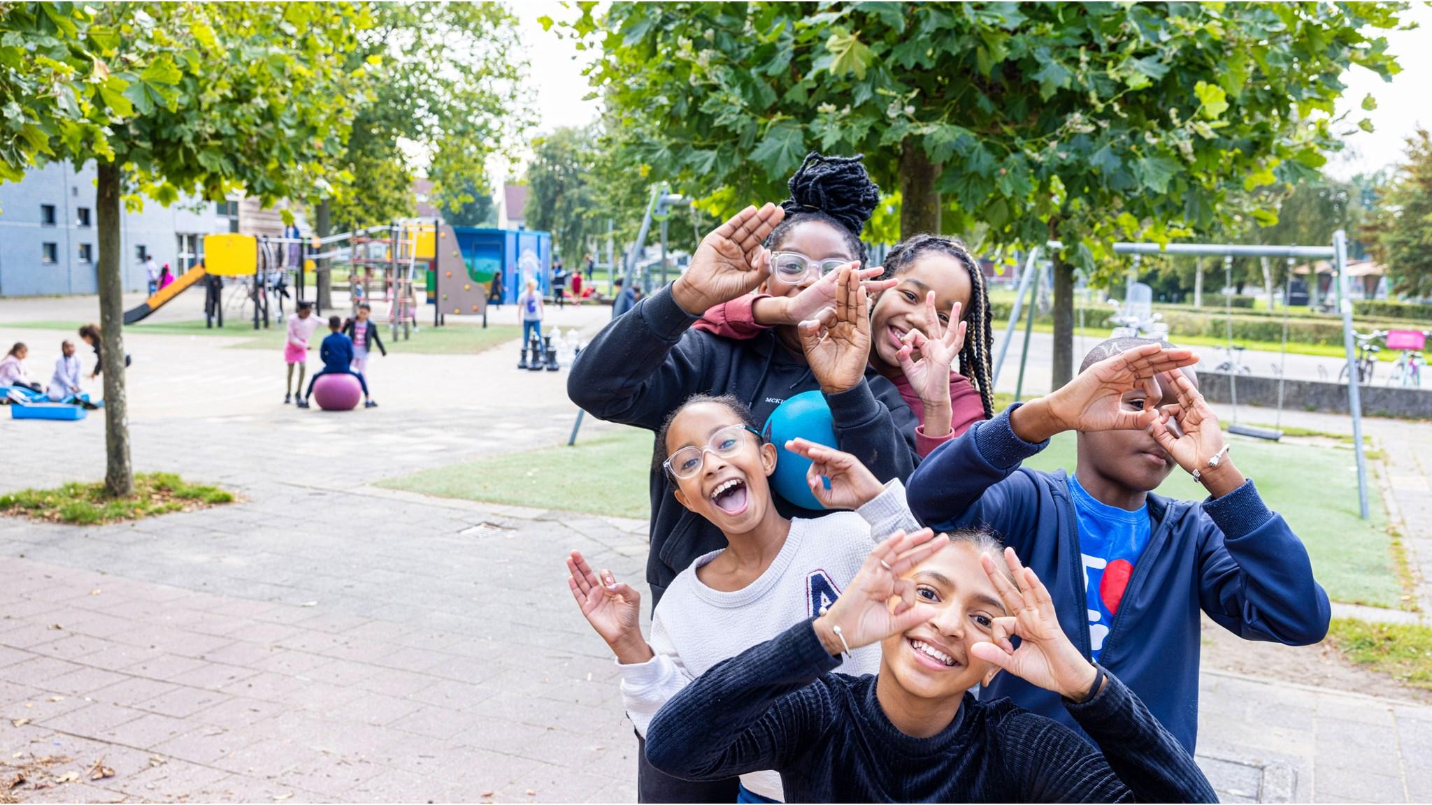 Leerlingen van Openbare Basisschool De Zevensprong in Almere genieten van hun tijd op het schoolplein. Leerlingen van Openbare Basisschool De Zevensprong in Almere genieten van hun tijd op het schoolplein.