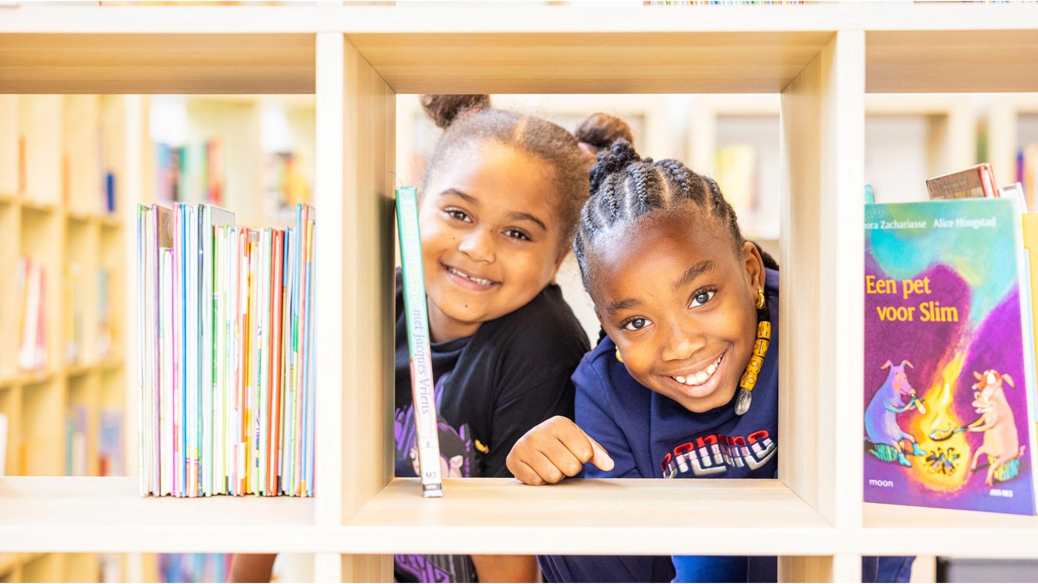 Leerlingen van Openbare Basisschool De Zevensprong in Almere genieten van lezen in de bibliotheek. Leerlingen van Openbare Basisschool De Zevensprong in Almere genieten van lezen in de bibliotheek.