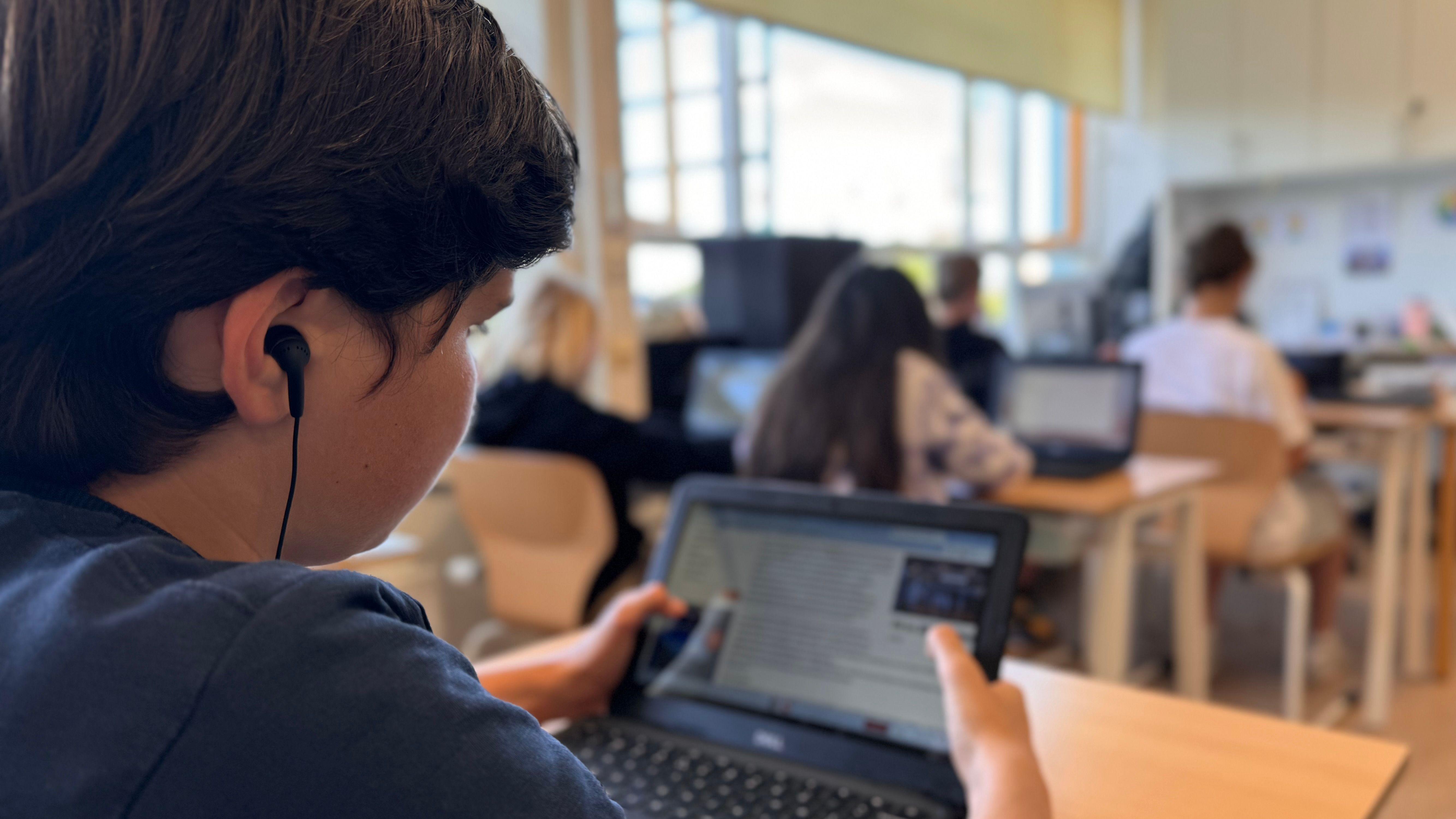 Leerlingen van Openbare Basisschool Elckerlyc in Hilversum werken geconcentreerd op hun laptops. Leerlingen van Openbare Basisschool Elckerlyc in Hilversum werken geconcentreerd op hun laptops.