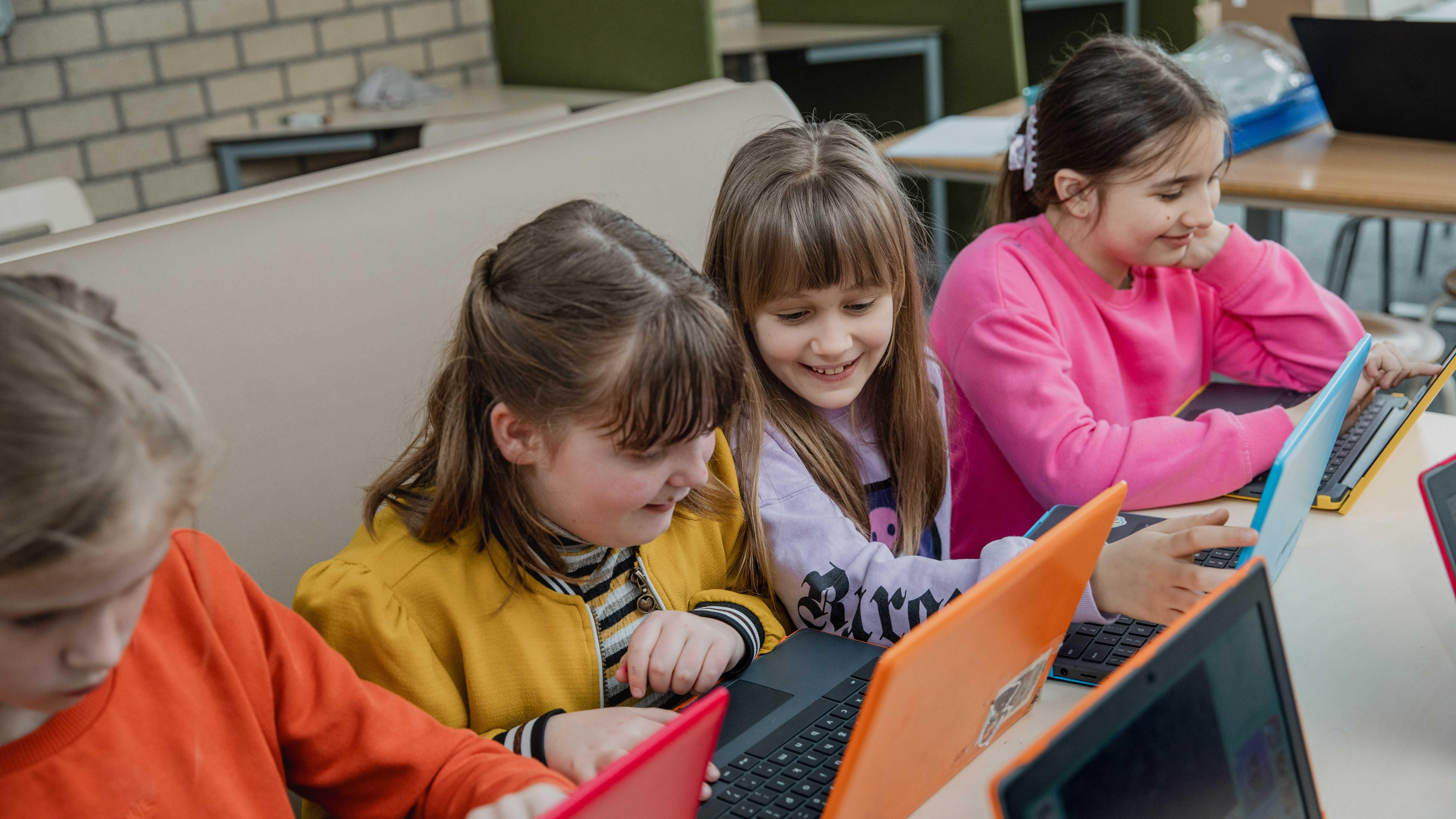 Leerlingen van Openbare Basisschool Emmermeer in Emmen zijn bezig met laptops in de klas. Leerlingen van Openbare Basisschool Emmermeer in Emmen zijn bezig met laptops in de klas.