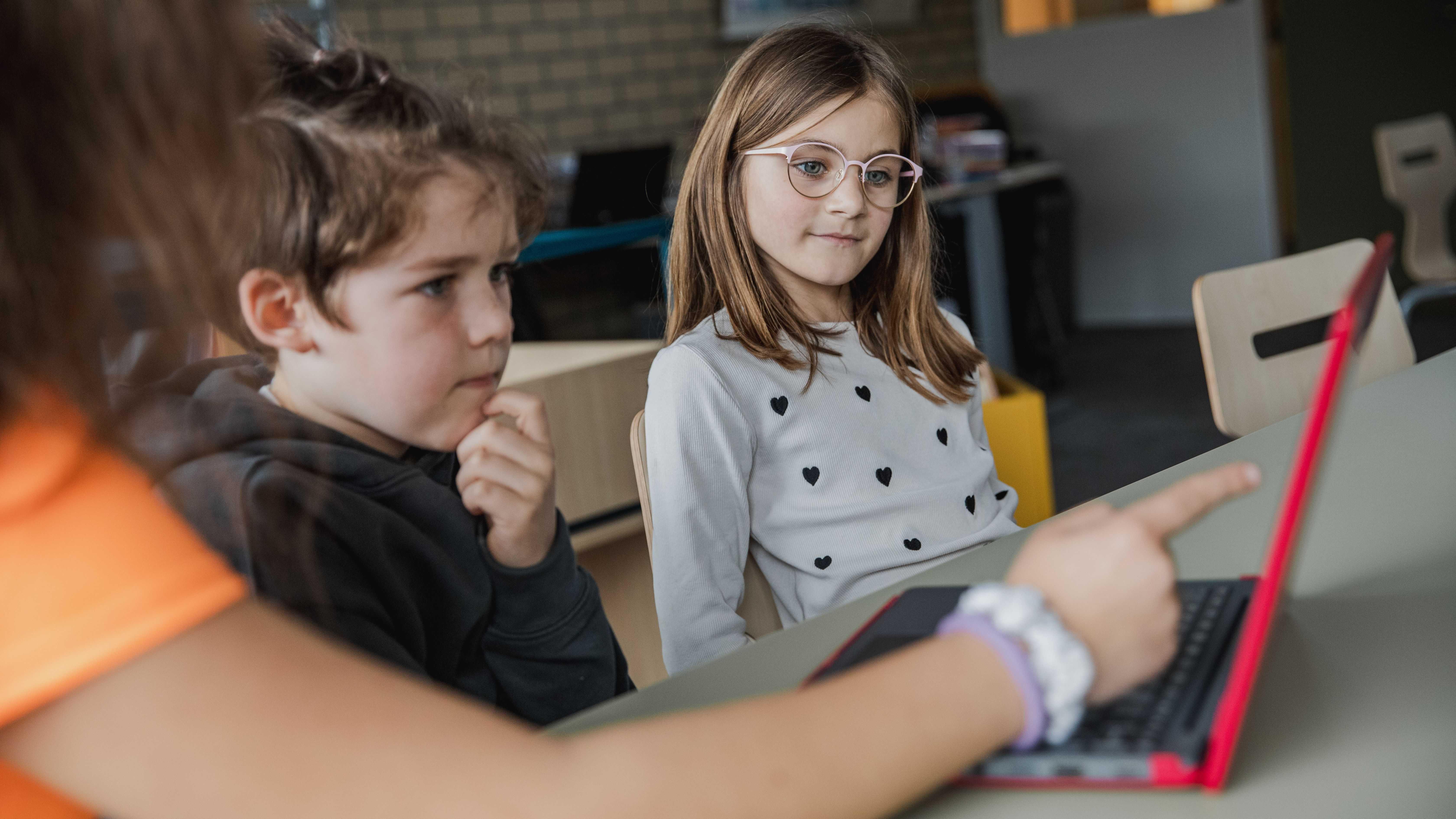 Leerlingen van Openbare Basisschool Emmermeer zijn gefocust op een presentatie met een laptop. Leerlingen van Openbare Basisschool Emmermeer zijn gefocust op een presentatie met een laptop.