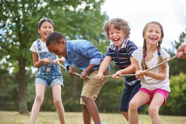 Leerlingen van Openbare Basisschool Het Wooldrik in Enschede spelen samen op het schoolplein met touwtrekken. Leerlingen van Openbare Basisschool Het Wooldrik in Enschede spelen samen op het schoolplein met touwtrekken.