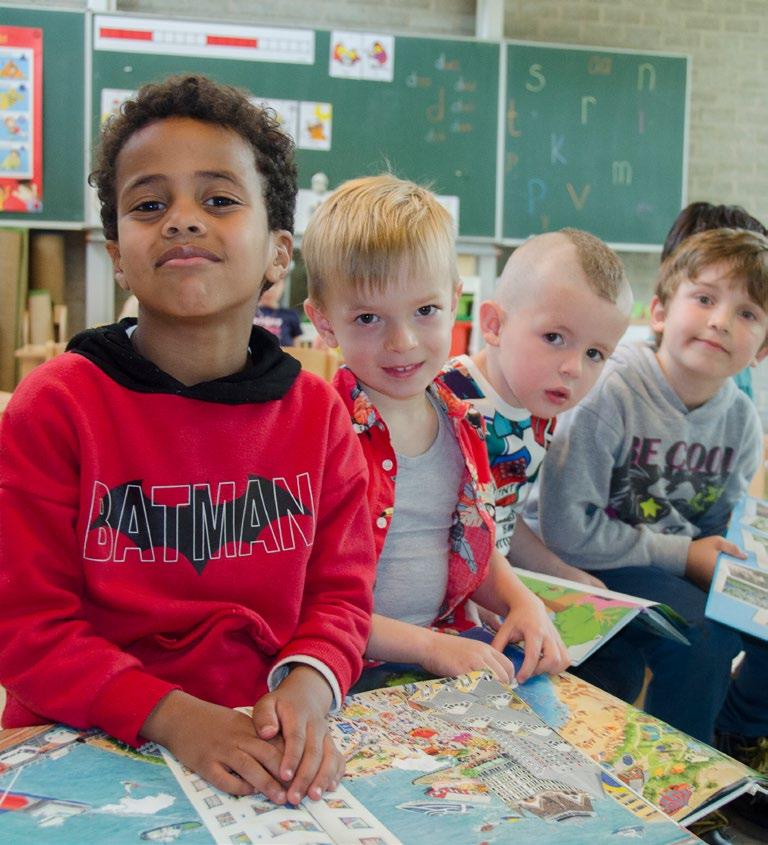 Leerlingen van Openbare Basisschool Kamperfoelie in Huizen genieten van een creatief moment in de klas. Leerlingen van Openbare Basisschool Kamperfoelie in Huizen genieten van een creatief moment in de klas.