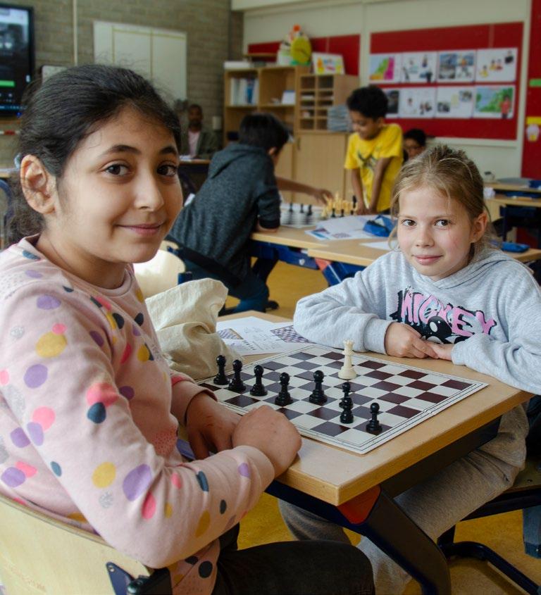 Leerlingen van Openbare Basisschool Kamperfoelie in Huizen spelen schaken in de klas. Leerlingen van Openbare Basisschool Kamperfoelie in Huizen spelen schaken in de klas.