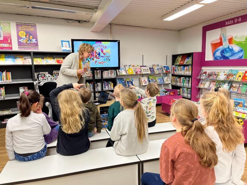Leerlingen van Openbare Basisschool Kiezel en Kei in Borculo luisteren aandachtig naar een presentatie in de bibliotheek. Leerlingen van Openbare Basisschool Kiezel en Kei in Borculo luisteren aandachtig naar een presentatie in de bibliotheek.