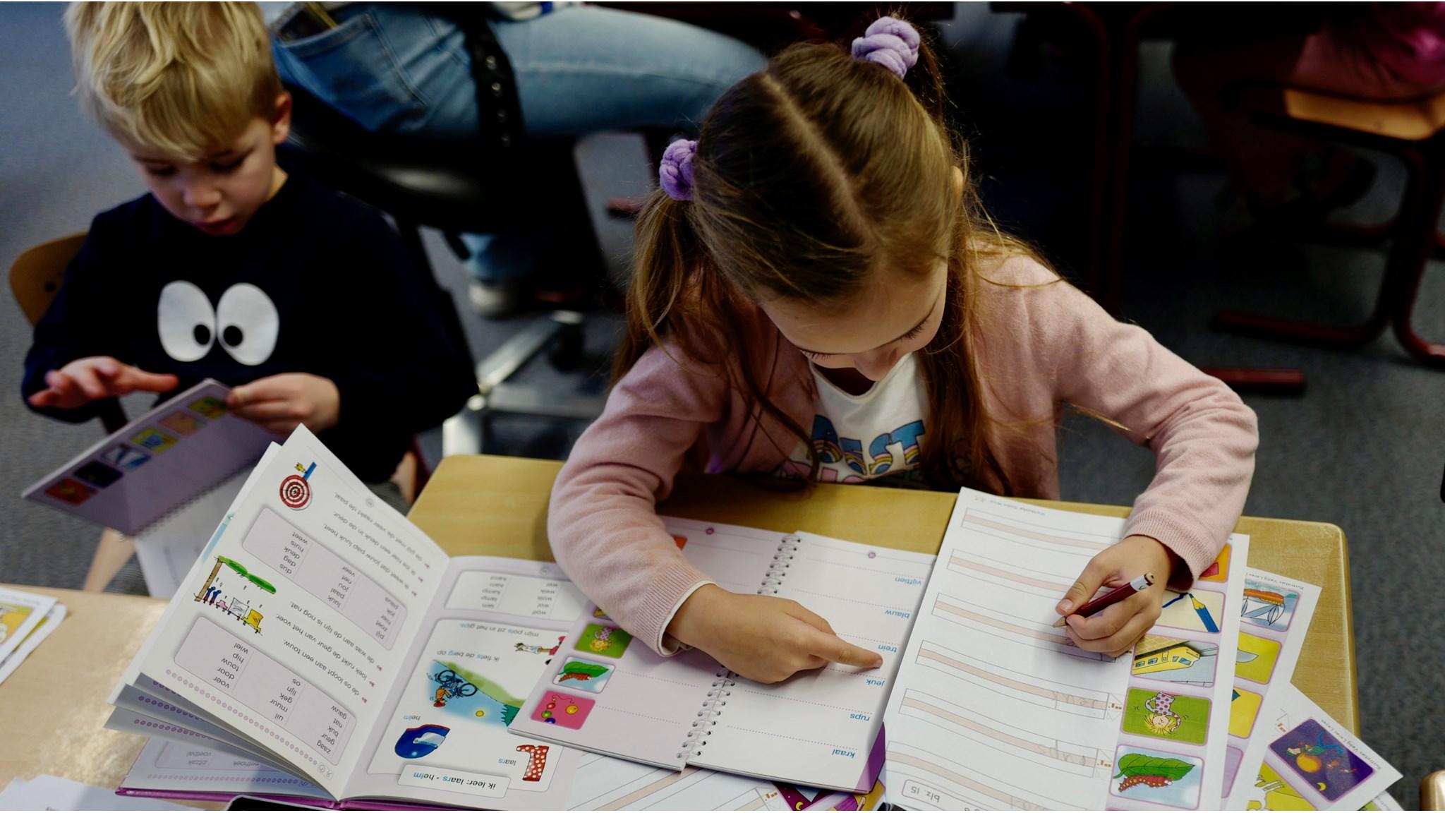 Leerlingen van Openbare Basisschool Klim-op in Hoornaar werken aan hun schoolwerk. Leerlingen van Openbare Basisschool Klim-op in Hoornaar werken aan hun schoolwerk.