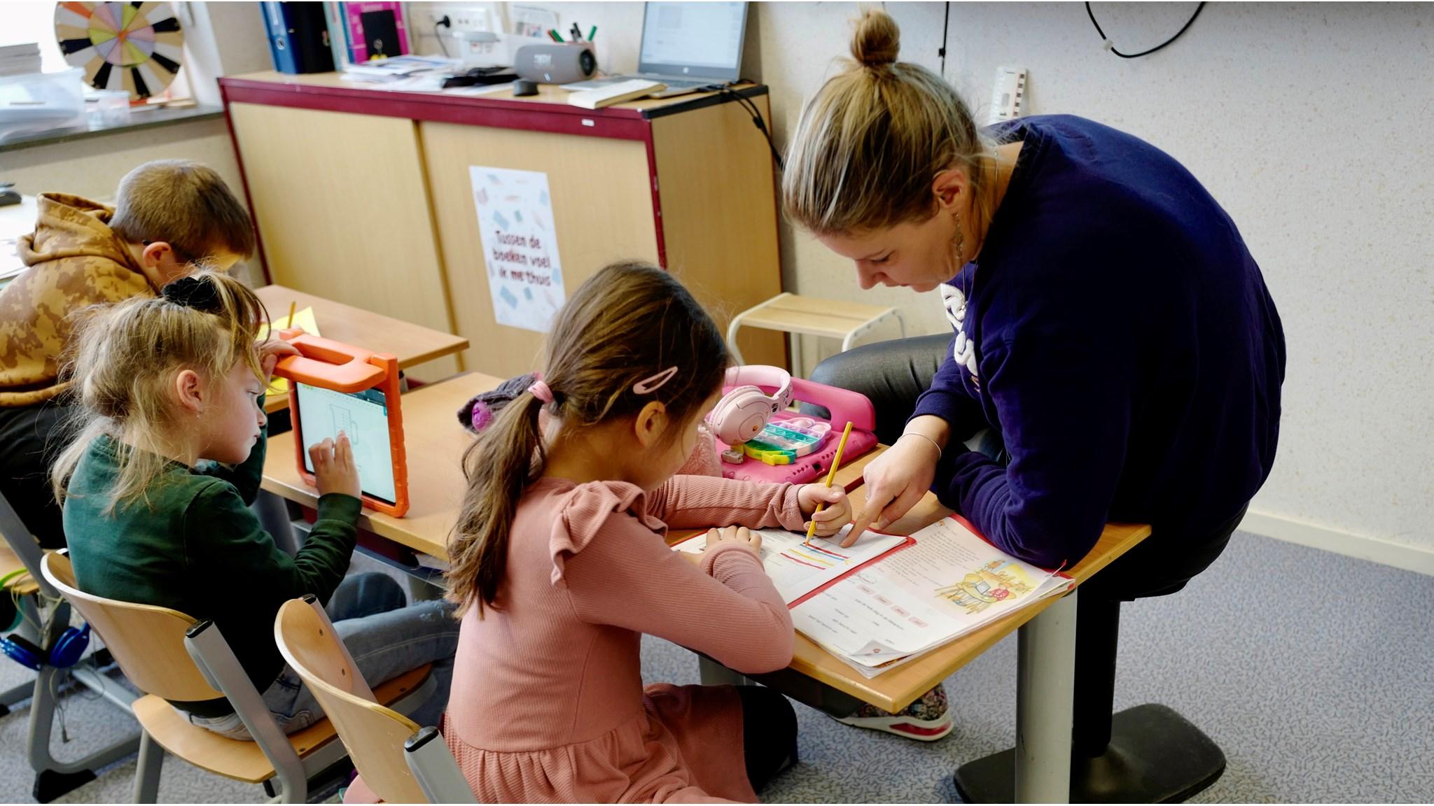 Leerlingen van Openbare Basisschool Klim-op in Hoornaar zijn bezig met creatieve activiteiten onder begeleiding van een leerkracht. Leerlingen van Openbare Basisschool Klim-op in Hoornaar zijn bezig met creatieve activiteiten onder begeleiding van een leerkracht.