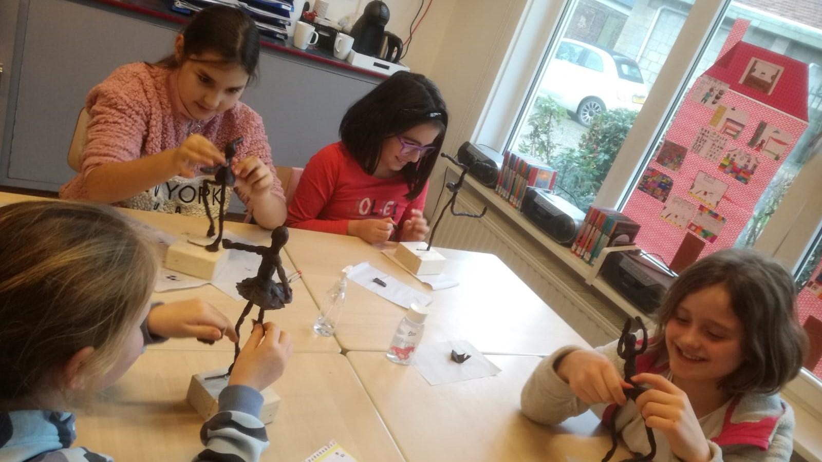 Leerlingen van Openbare Basisschool Mesch in Eijsden maken samen kunstwerken tijdens een creatieve les. Leerlingen van Openbare Basisschool Mesch in Eijsden maken samen kunstwerken tijdens een creatieve les.