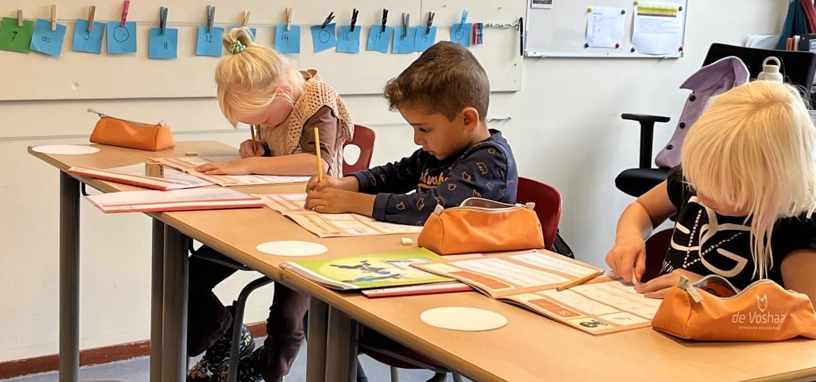 Leerlingen van Openbare Basisschool Noord in Borculo zijn actief bezig met hun schoolwerk aan hun bureau. Leerlingen van Openbare Basisschool Noord in Borculo zijn actief bezig met hun schoolwerk aan hun bureau.