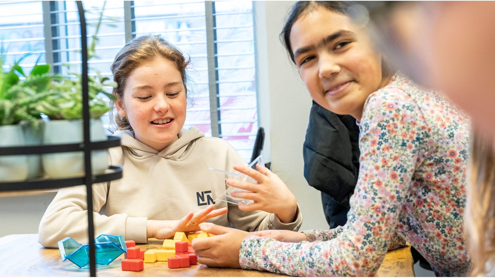 Leerlingen van Openbare basisschool School 75 in Nieuw-Buinen spelen samen met kleurrijke blokken. Leerlingen van Openbare basisschool School 75 in Nieuw-Buinen spelen samen met kleurrijke blokken.