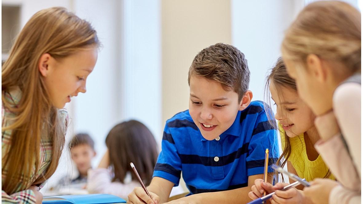 Leerlingen van Openbare basisschool 't Geuzennest' in Biervliet werken samen aan een opdracht. Leerlingen van Openbare basisschool 't Geuzennest' in Biervliet werken samen aan een opdracht.