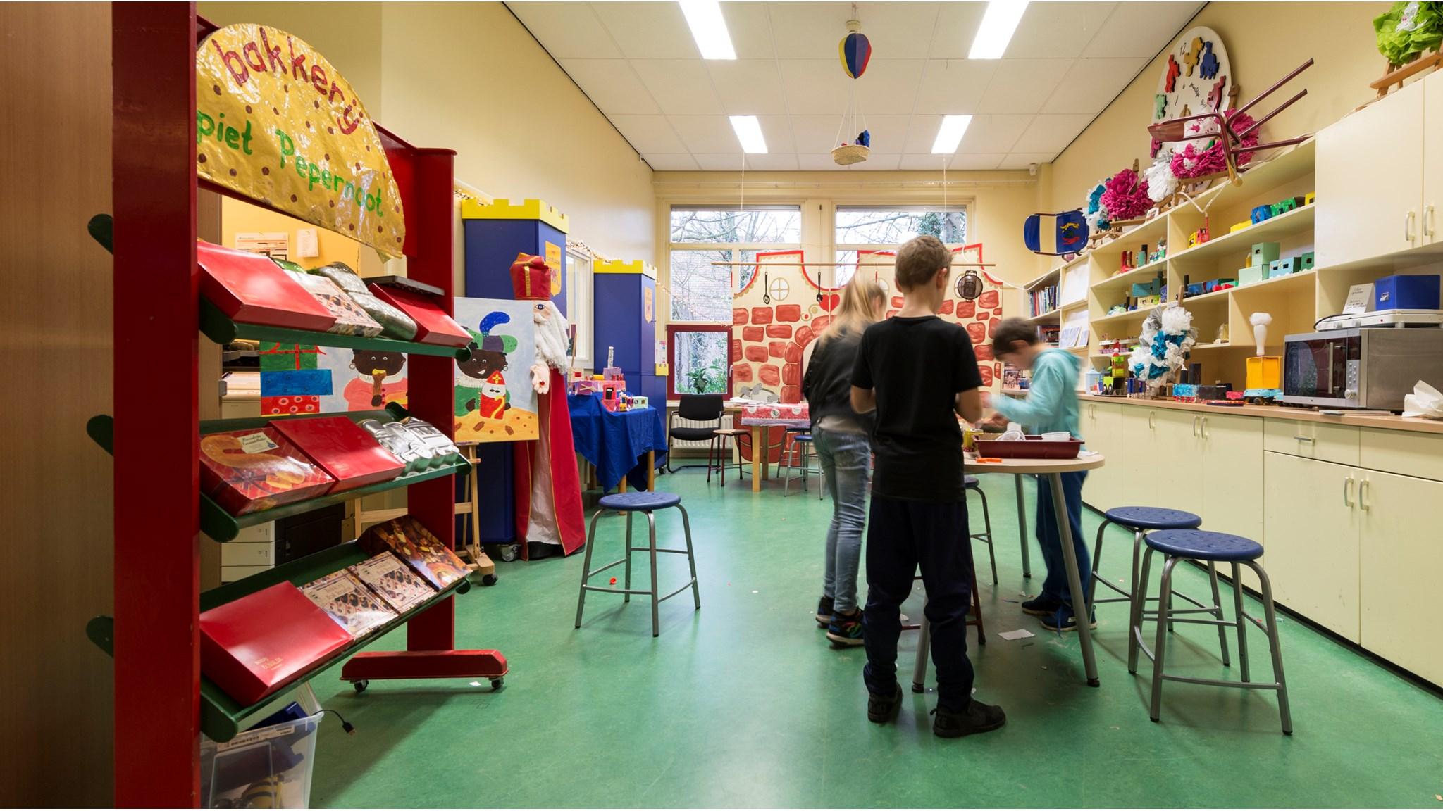 Leerlingen van Openbare Basisschool Triangel in Wieringerwerf zijn bezig met creatieve activiteiten in het klaslokaal. Leerlingen van Openbare Basisschool Triangel in Wieringerwerf zijn bezig met creatieve activiteiten in het klaslokaal.